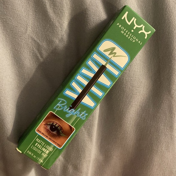 NYX Vivid Brights Matte Liquid Eyeliner - Ghosted Green - Picture 8 of 9